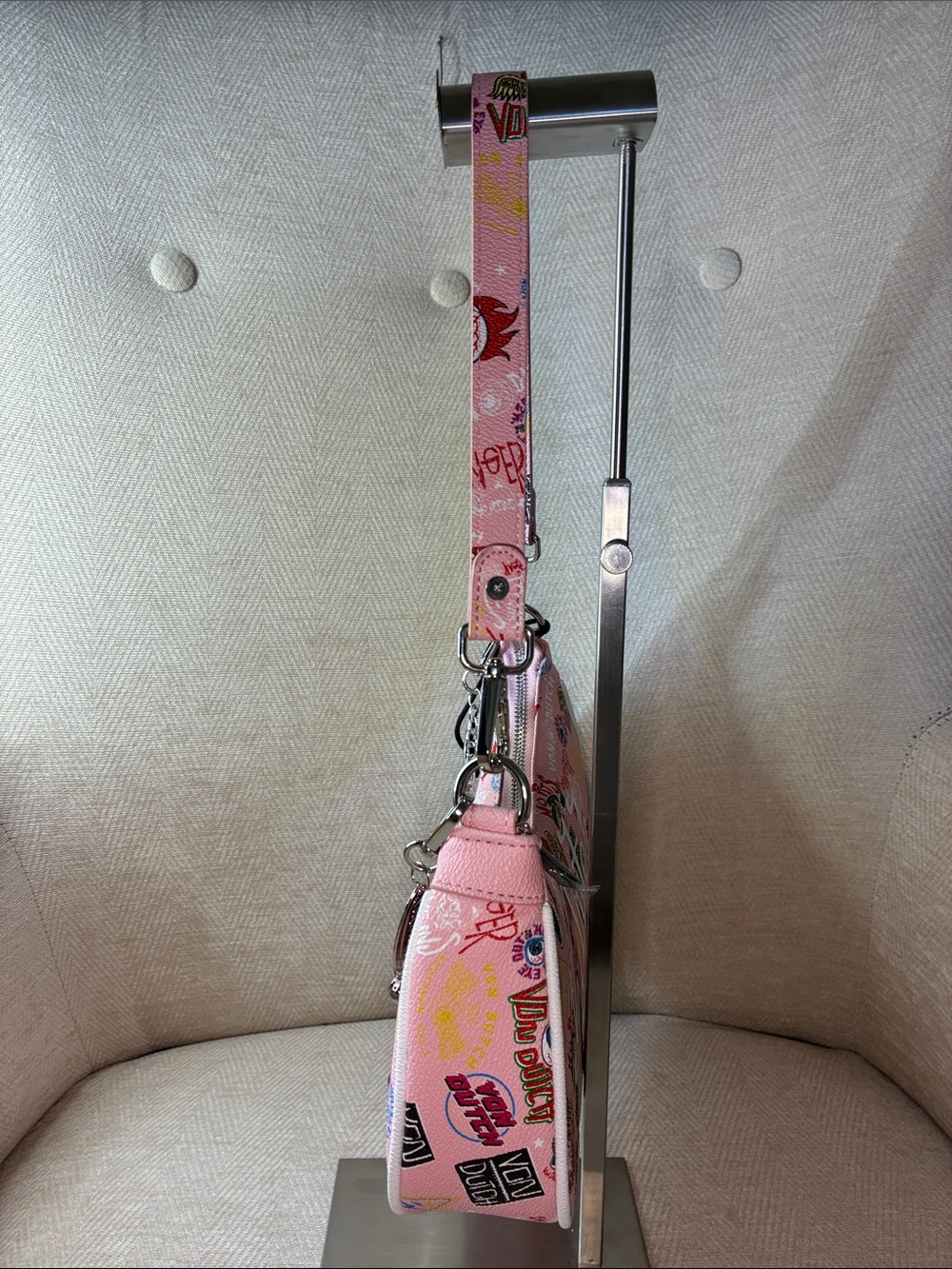 Von Dutch Pink Graphic Logo Shoulder Bag with Chain Detail - Picture 5 of 12